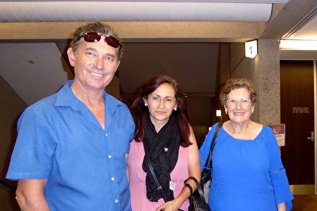 '圖9：沙納﹒葛雷斯戈（Shane Gresiger）攜妻子密達（Mirdha）（中）和母親帕梅拉﹒葛雷斯戈（Pamela Gresiger）（右）觀看了神韻藝術團在布里斯本的二月二十七日下午的演出。'