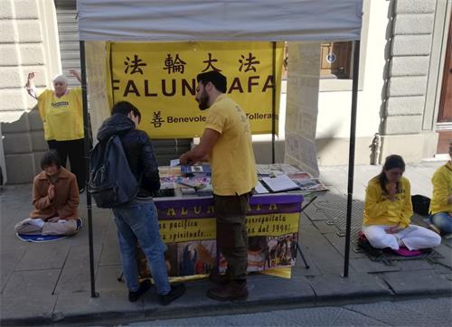 '圖1～2：意大利法輪功學員在普拉托（Prato）市中心舉辦了兩次講真相活動'