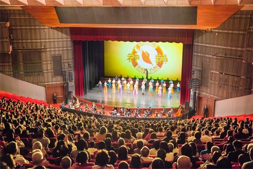 圖3：二零一九年四月十五日晚上，神韻世界藝術團在台北國父紀念館的最後一場演出，演員謝幕時，全場觀眾報以熱烈掌聲。