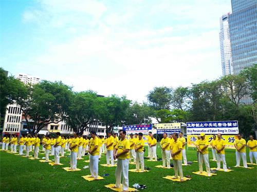 圖1～2：二零一九年四月十五日，新加坡部份法輪功學員在芳林公園紀念「四二五」和平上訪二十週年。圖為學員們正在演示功法。