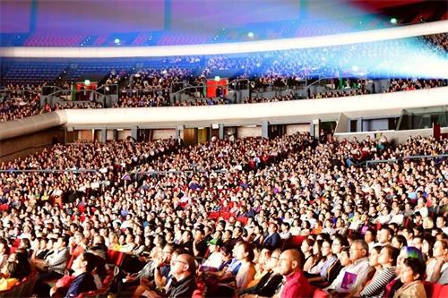 '圖3：二零一九年四月七日晚，美國神韻巡迴藝術團在墨西哥城國家禮堂（Auditorio Nacional）的演出，讓數千觀眾觀賞到這台「世界第一秀」。'