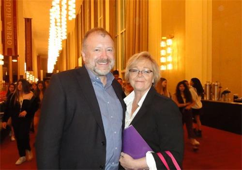 '圖5：二零一九年四月十七日晚，安全事務專家邁克﹒沃勒（Michael Waller）和太太於肯尼迪藝術中心歌劇院觀看神韻演出。'