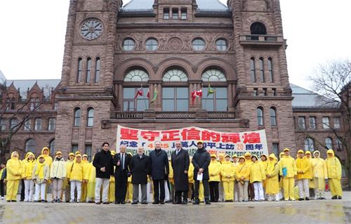 '圖5：幾位長期支持法輪功學員的加拿大政要，冒雨來現場發言支持，並和法輪功學員一起歡呼「法輪大法好！」'