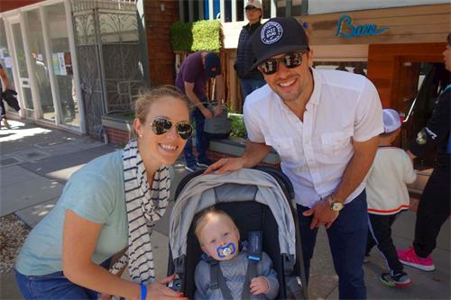 '圖7：鼓手史蒂夫和妻子凱特帶著兒子麥克斯（Max）一起觀看遊行。'