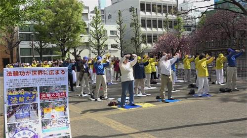 '圖1：四月二十日上午，日本法輪功學員在著名景點淺草寺附近的花川戶公園煉功'