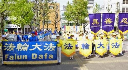 '圖2：四月二十日日本法輪功學員在東京淺草集會遊行紀念四﹒二五萬名法輪功學員和平上訪二十週年。'