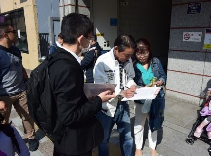 '圖4：來淺草遊客的岡本先生簽名聲援告發江澤民非'
