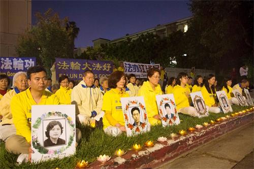 '圖6～12：洛杉磯法輪功學員在中領館前舉行燭光悼念，紀念「4.25」法輪功和平上訪20週年'