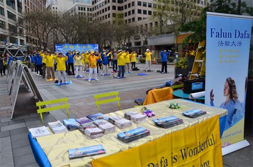 圖：二零一九年四月二十日，法輪功學員在西雅圖西湖公園（Westlake Park）集會，紀念「四﹒二五」法輪功和平上訪二十週年。