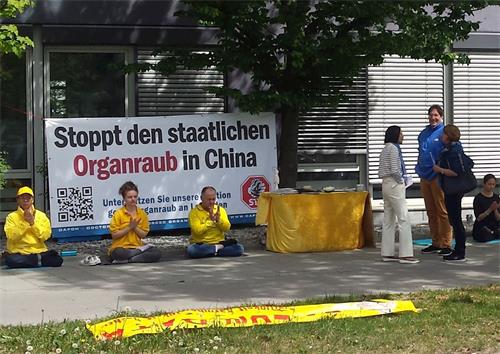 '圖1：慕尼黑中領館前，法輪功學員抗議中共迫害'