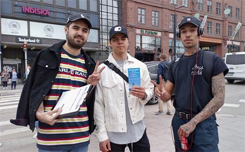 '圖3～5：赫爾辛基市中心市民聆聽真相，並踴躍簽名支持制止迫害。'