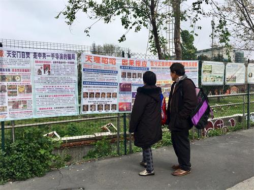'圖3：華人閱讀中領館前懸掛的真相橫幅'