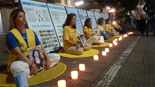 '圖1：聖保羅法輪功學員在中國區Liberdade舉行了燭光守夜活動，紀念二十年來被中共迫害致死的中國大陸同修。'