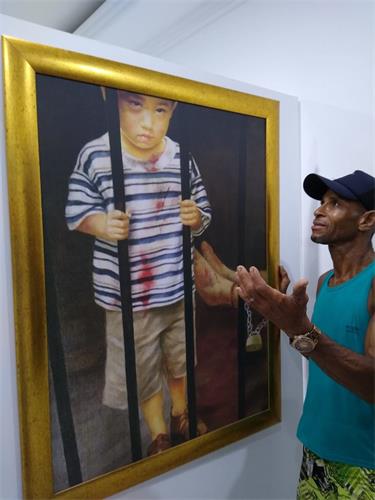 '圖4：安東尼奧（Antonio Mauricio）被畫作中受迫害的兒童所打動'
