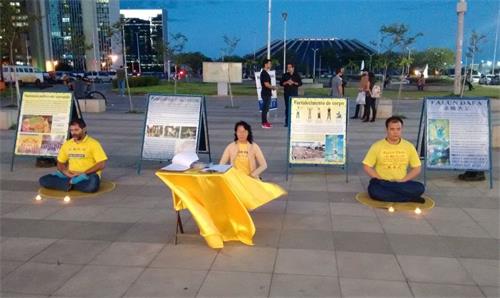 '圖6：法輪功學員在巴西利亞市中心舉辦燭光悼念活動。'