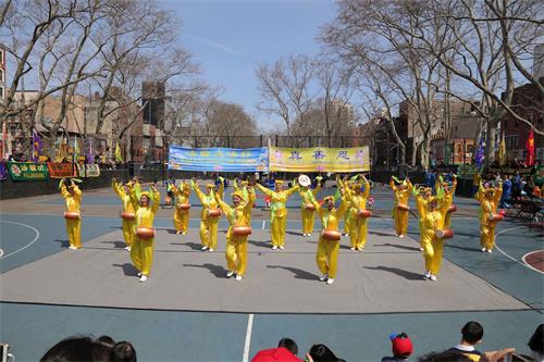 '圖1～8：二零一九年四月七日，紐約法輪功學員在曼哈頓中國城載歌載舞，傳遞普世價值與中華傳統理念，慶祝春天的到來。'
