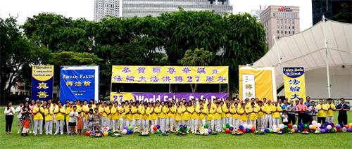 '圖1：二零一九年五月八日下午，新加坡法輪功學員在芳林公園舉辦活動慶祝「513世界法輪大法日」。圖為學員們虔敬合十恭祝李洪志師尊六十八歲華誕。'