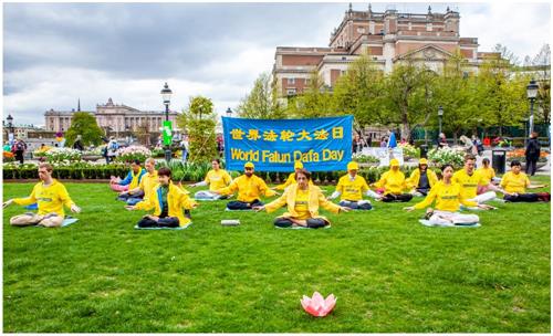 '圖1～2：瑞典法輪功學員聚集在首都斯德哥爾摩鮮花盛開的皇家花園，慶祝即將來臨的「五一三世界法輪大法日」、恭祝慈悲偉大的李洪志師尊生日快樂。'