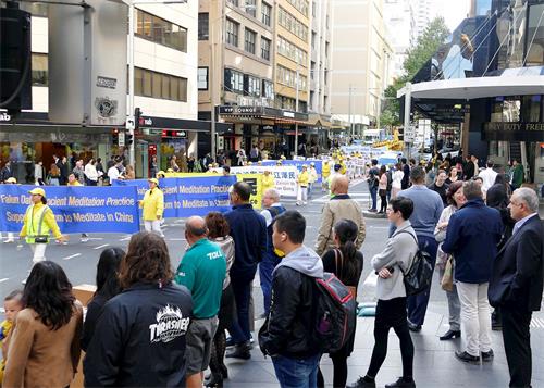 '圖4～9：五月九日，法輪功學員在悉尼市中心主街上遊行'