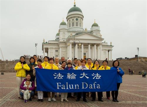 '圖1：芬蘭法輪功學員在白教堂前恭祝師尊生日快樂。'