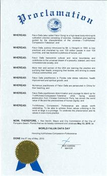 '圖2：南佛州龐帕諾海灘（Pompano Beach）市長Rex Hardin頒發褒獎，宣布五月十三日為龐帕諾海灘市法輪大法日。'