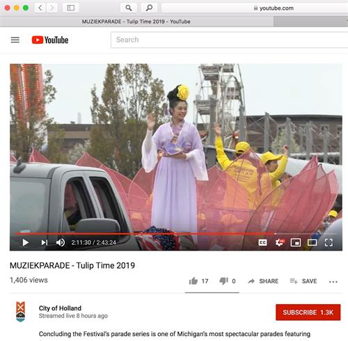 '圖9～10：荷蘭市政府通過Youtube實況轉播音樂遊行（Muziek Parade），這是法輪功學員方陣路過時主席台時情景 （荷蘭市YouTube直播截圖）'