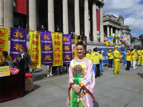圖9：法輪功學員柯瑞娜‧德佩蓮（Carina Depelean）身著唐裝慶祝第二十屆「世界法輪大法日」.