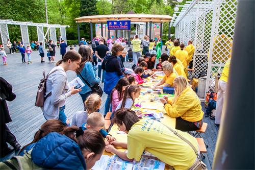 圖19：法輪功學員在莫斯科素科爾尼基公園（Sokolniki park）舉行歡慶世界法輪大法日活動
