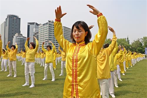 圖1～11： 二零一九年五月十二日，韓國法輪功學員在首爾廣場集體煉功慶祝世界法輪大法日。