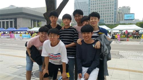 圖32：韓國首爾新木中學學生們說，法輪功的遊行隊伍給人有一種非常溫暖的感覺。