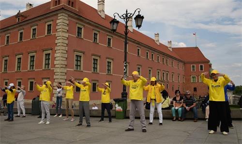 '圖2～4：波蘭法輪功學員在華沙古城歡慶世界法輪大法日，恭祝師尊華誕快樂'