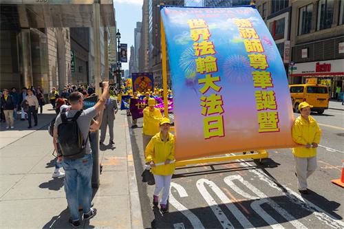 '圖1～6：二零一九年五月十六日，來自世界各地萬名法輪功學員聚集在紐約，舉辦盛大遊行集會，慶祝世界法輪大法日。圖為正走在曼哈頓中城42街上的遊行隊伍。'