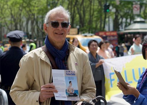 '圖10：法國退休醫生多米尼克﹒羅倫斯（Dominique LARENS）在曼哈頓巧遇法輪功遊行隊伍，十分高興。'