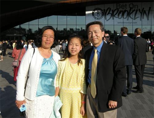 '圖2：紐約法輪功學員馮玲和先生吳勝勇、女兒Emily'