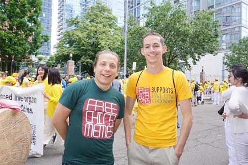 '圖2：法國學員伊沃（Ivo Paulovic）（左）和朋友Miles　Segni（右）一起走在集會的現場。'
