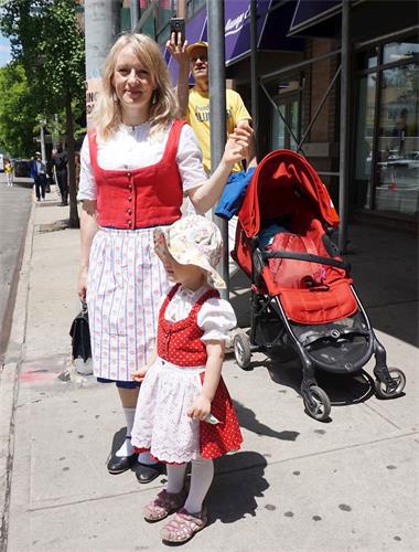 '圖4：瑞士學員Alfjorden Denise和她先生Alfjorden Dan帶著他們的小女兒Leilani一起來紐約參加大遊行。'