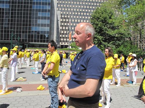 圖8：二零一九年五月十八日，瑞典法輪功學員斯萬（Sven）在紐約富利廣場（Foley Square）參加集體煉功。