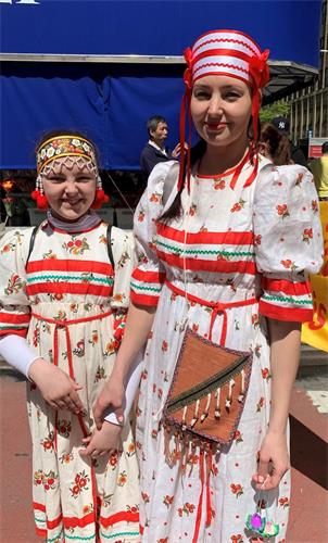'圖4：身著俄羅斯傳統鄉村服裝的柯西妮（Ksenyo）和女兒尤娜（Yona）'
