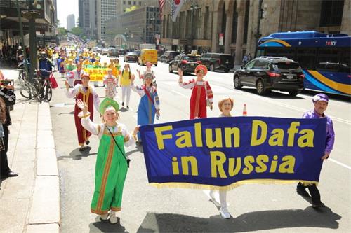 '圖28：斯薇特拉娜（Svetlana Kiseleva，前左一）在遊行中，想告訴世人「法輪大法好！」。'