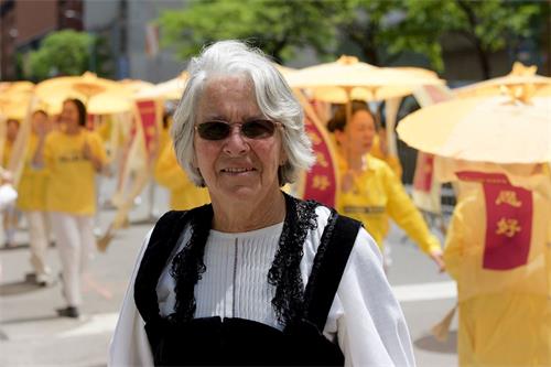 '圖1：來自瑞士德語區的路特﹒烏爾裏希（Ruth Ulrich）女士身穿瑞士傳統民族服裝參加紐約遊行。'