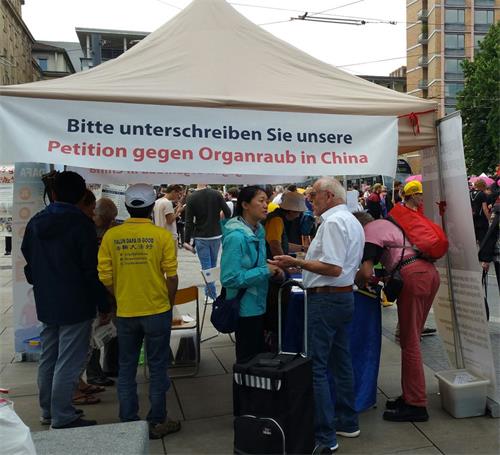 '圖1～11：法輪功學員在德國名城弗萊堡市中心舉辦了法輪功信息日，人們駐足了解真相並簽名支持法輪功反迫害'