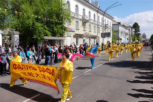 '圖21～26：在俄羅斯安加爾斯克市（̆）舉行城市日（K ）遊行，法輪大法修煉者的遊行隊伍受到民眾的歡迎。'