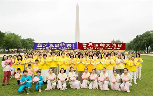 '圖1：二零一九年五月四日，美國首都華盛頓地區部份法輪功學員聚集在美國國家廣場，慶祝「世界法輪大法日」，恭祝師父生日快樂。'
