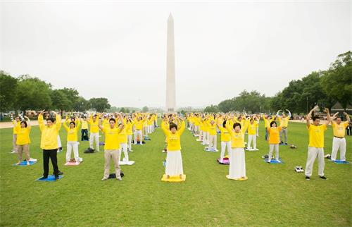 '圖3：二零一九年五月四日，美國首都華盛頓地區部份法輪功學員聚集在美國國家廣場集體煉功，慶祝「世界法輪大法日」。'