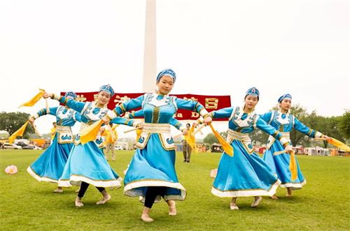 '圖6：二零一九年五月四日，在美國首都華盛頓的「世界法輪大法日」慶祝活動上，明慧學校的大法小弟子表演蒙古舞。'