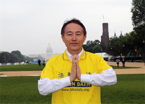 '圖10：華府精算師鄒志明博士參加「世界法輪大法日」的慶祝活動，謝師恩。'