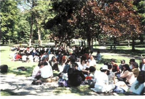 '圖6：九七年四月開始，大多倫多地區及周邊城市學員週末在皇后公園集體學法。'