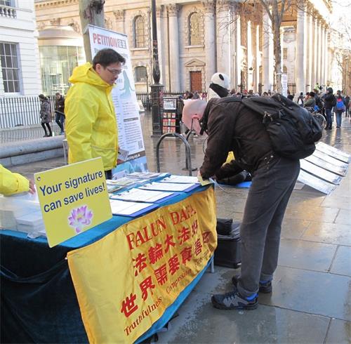 '圖1：二零一九年二月十日，黃詩順與其他法輪功學員一起在倫敦聖馬丁廣場弘法'