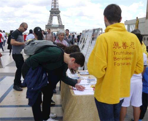 '圖3：遊人簽名支持法輪功反迫害'