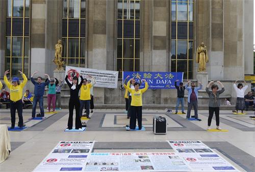'圖4：法輪功學員在巴黎人權廣場演示法輪功功法。'